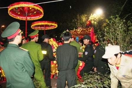 Rước kiệu ấn đi về đền Thiên Trường.