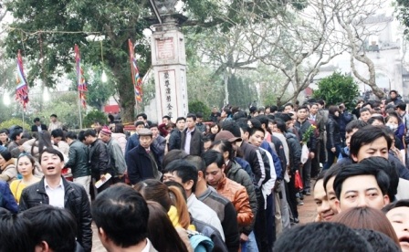 Đền Thiên Trường được khách xếp hàng ngay ngắn và không hề có tình trạng xô đẩy.