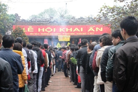 Đền Thiên Trường được khách xếp hàng ngay ngắn và không hề có tình trạng xô đẩy.