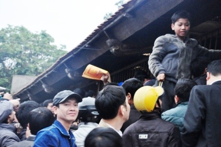 Ngay cả trẻ con cũng chen lấn trong đền xin ấn.