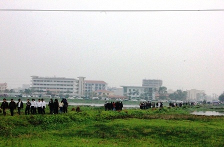  Du khách đi đường tránh để vào đền Trần.