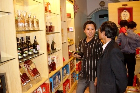Bia Tết bán chạy như tôm tươi - 2 Vì hết bia nên một số khách chuyển sang mua rượu