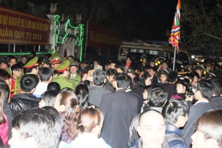 Di chuyển người dân ra khỏi khu vực làm lễ khai ấn.