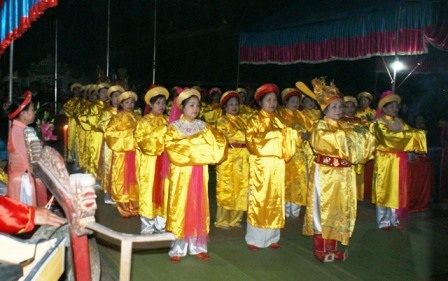 Buổi lễ được bắt đầu bằng lễ tế nữ quan.