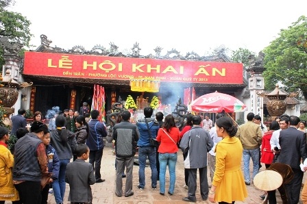 Du khách thập phương mong đến giờ khai ấn.