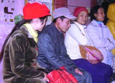 Nhiều người không chịu được chen chúc đã kiên nhẫn ngồi chờ.