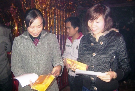 Vui mừng sau khi lấy được ấn ra bên ngoài.