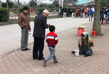  Những người hành khất xin tiền của khách.