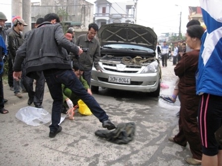 Trộm ô tô giữa đêm, rút dao đâm cảnh sát - 2 Phương tiện và tang vật vụ án tại hiện trường
