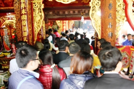 Du khách tập trung tại các khu đền dâng hương.