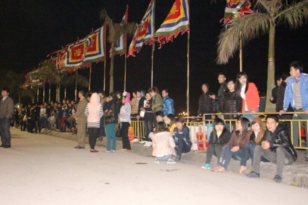 Một số du khách đang đứng đợi trước giờ làm lễ.