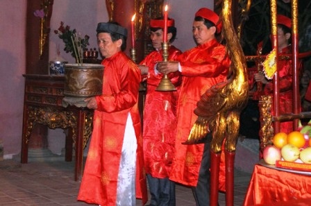 Lễ rước ấn kiếm từ trong đền ra khu hành lễ.