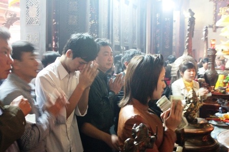 Du khách tập trung tại các khu đền dâng hương.