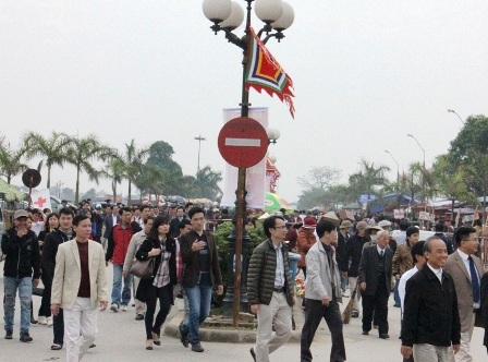 Con đường vào đền Trần đã chật kín người.