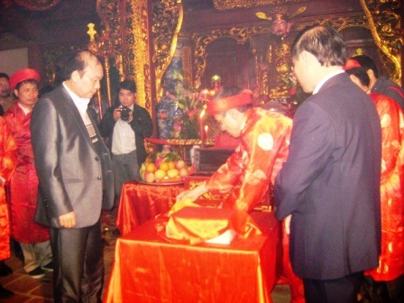 Đại diện chính quyền địa phương làm lễ khai ấn.