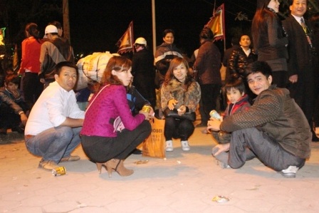 Ngồi chờ đợi.