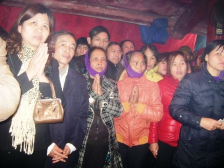 Trước giờ khai ấn nhiều người dân thành khẩn nguyện cầu.