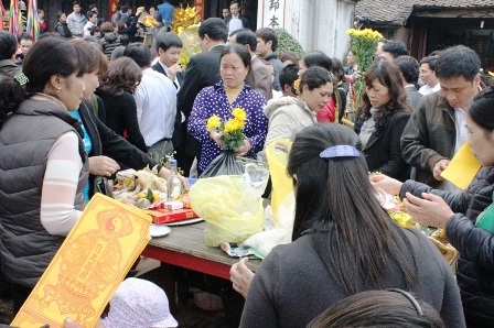  Chuẩn bị lễ để vào đền dâng hương cầu lộc cầu tài.