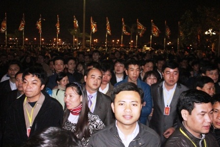  Biển người chờ đợi trước giờ làm lễ khai ấn.