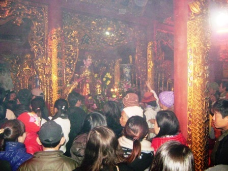 Chưa khai ấn đã xảy ra tình trạng lộn xộn ngay trong đền.