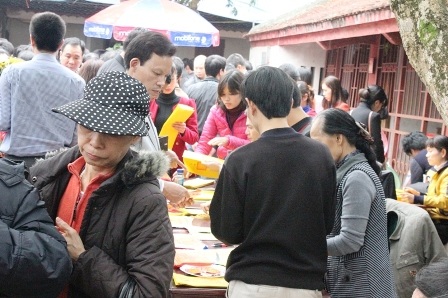 Nơi ghi phiếu công đức chật kín người.