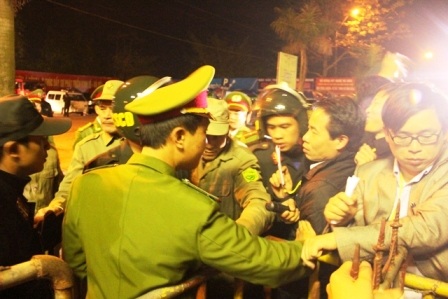  Cảnh chen chúc, xô đẩy nhau lúc đoàn đại biểu vào đền trước giờ khai ấn.