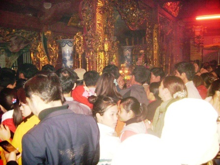 Chưa khai ấn đã xảy ra tình trạng lộn xộn ngay trong đền.