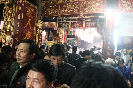  Trong đền số lượng người dâng hương do quá đông nên xảy ra tình trạng xô đẩy.