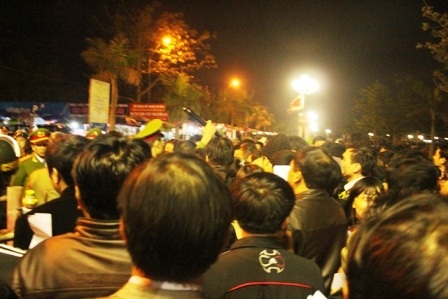  Cảnh chen chúc, xô đẩy nhau lúc đoàn đại biểu vào đền trước giờ khai ấn.