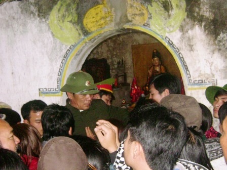 Chưa khai ấn đã xảy ra tình trạng lộn xộn ngay trong đền.