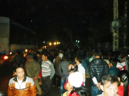 Vụ việc thu hút rất đông người dân hiếu kỳ nên giao thông trên QL1A đoạn này bị ách tắc cục bộ