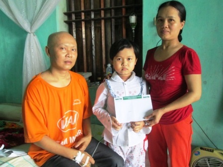  Quà bạn đọc đến với gia đình anh Vương.