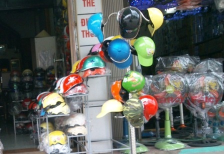 Khoảng 50% mũ bảo hiểm trên thị trường Thanh Hóa là giả  - 1  Mũ thời trang bán tràn lan trên thị trường.