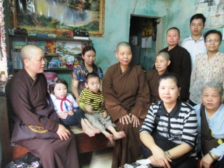 Đoàn tới thăm gia đình có 2 cháu bé bị bệnh xương thủy tinh ở phường Ba Đình, thành phố Thanh Hóa.