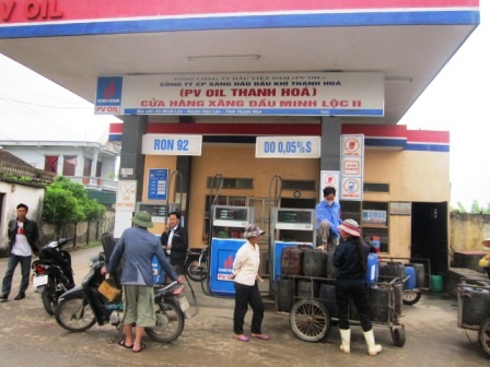  Người dân mang xe ba gác đi mua xăng, dầu.