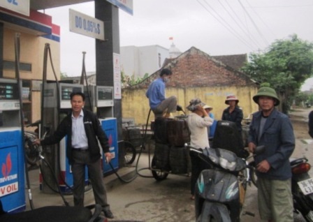 Đổ xăng cho xe xong còn đèo thêm một can về tích trữ.