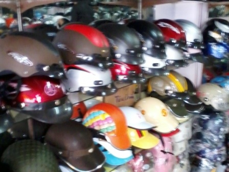 Khoảng 50% mũ bảo hiểm trên thị trường Thanh Hóa là giả  - 2 Lực lượng chức năng