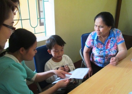 3 tuổi chưa biết nói, 4 tuổi đọc chữ vanh vách - 2 Cả những chữ khó phát âm trong một tờ công văn, cậu bé vẫn đọc được.