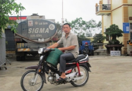 Đổ xăng cho xe xong còn đèo thêm một can về tích trữ.