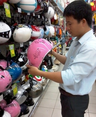 Khoảng 50% mũ bảo hiểm trên thị trường Thanh Hóa là giả  - 4 Mũ trong siêu thị Big C Thanh Hóa giá 80.000đ/chiếc.