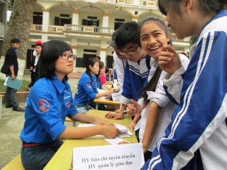 Các bạn học sinh đến từng bàn để được tư vấn về trường mà mình đang hướng tới.