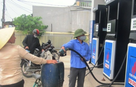  Đi xe đạp đi mua xăng.