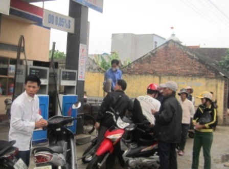 Xếp hàng chờ được đổ xăng.