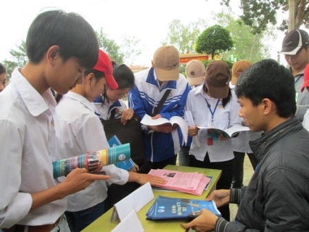 Các bạn học sinh đến từng bàn để được tư vấn về trường mà mình đang hướng tới.