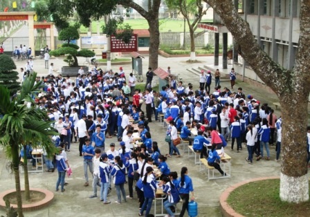 Hàng trăm học sinh tham dự chương trình tư vấn tuyển sinh.