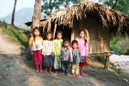 Cô bé 11 tuổi nuôi 5 em nhỏ ăn học - 1 Em Sùng Thị Dợ (áo hồng bìa phải) cùng 5 em nhỏ trong căn lều trọ học ở Trường THCS Mường Lý.