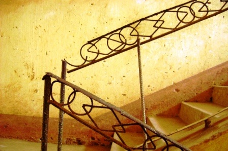 Lan can cầu thang bị hư hỏng nặng rất dễ gây tai nạn cho học sinh.