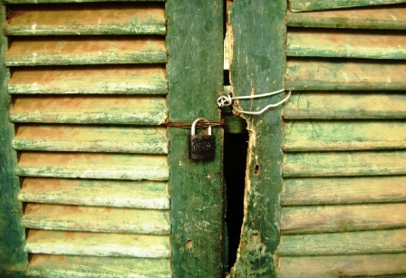 Then khóa cửa bị hỏng thay vào đó là những dây thép buộc tạm bợ.