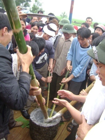 Nhiều người cùng tham gia giã bánh