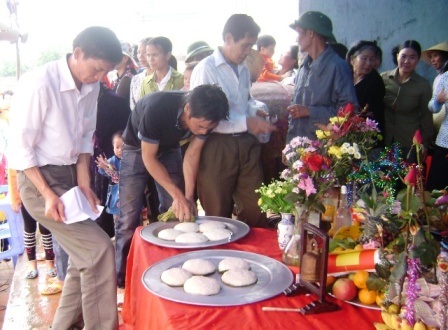 Bánh dày được đặt lên bàn thờ để làm lễ cúng thành Hoàng làng, lễ báo công…